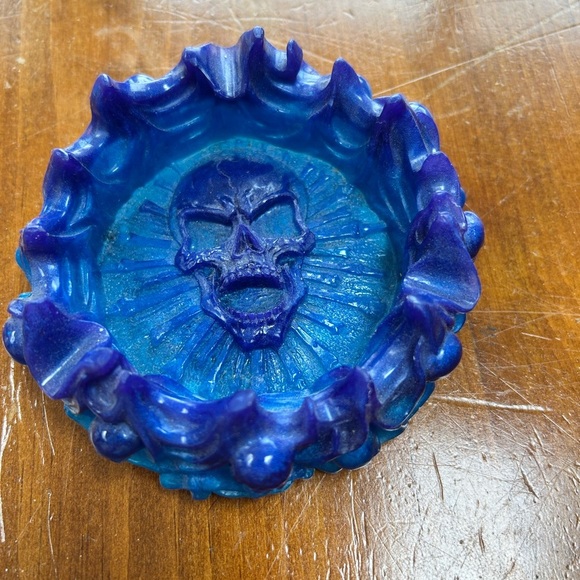 Blue and purple rain skull ashtray- skulls around outside. New - great gift - Picture 3 of 11
